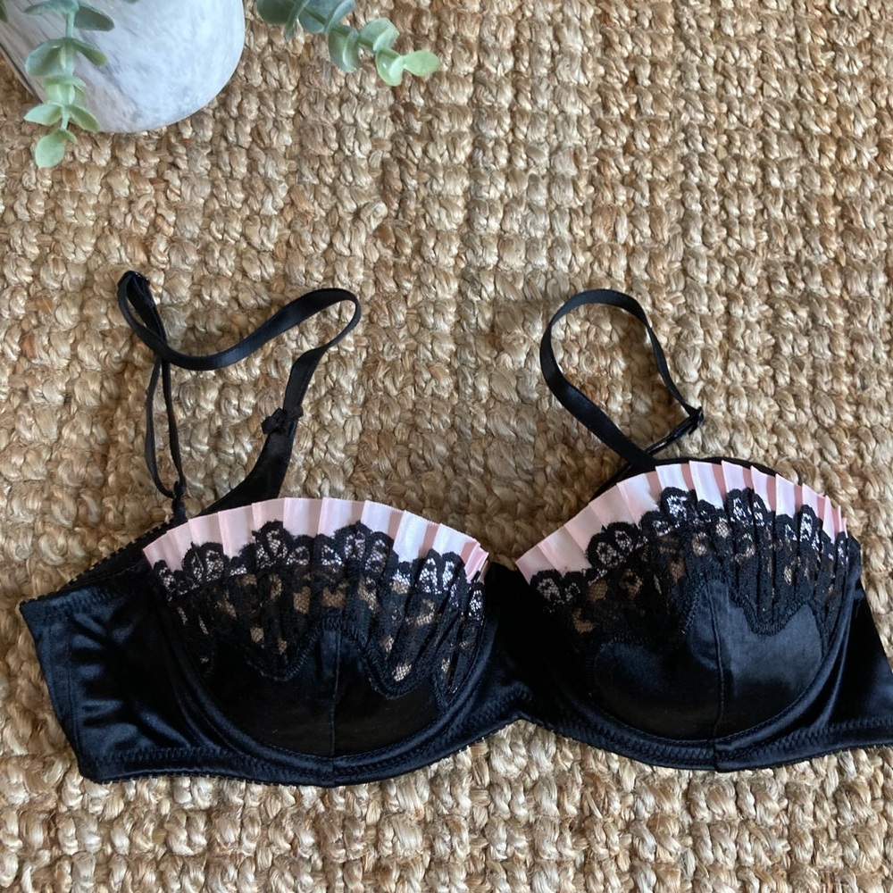 Victoria’s Secret sexy black bra 34B